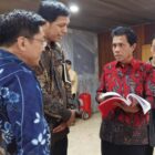 Koordinasi : Anggota DPR RI Riyanta (Gunakan batik merah) saat menerima paguyupan korban Malioboro City