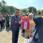 Sinergi : Pemkab dan TNI berikan bantuan kepada warga dalam penutupan TMMD 119