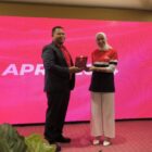 Teks foto : Penyerahan Plakat Sebagai Simbol Peresmian PT ATSC Umroh Indonesia sebagai Wholesale Air Asia khusus Ticketing Umroh di Surabaya dan Penyerahan diwakili oleh Afra Putri SH