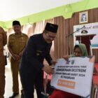 Teks Foto : Pj Bupati berikan bantua sosial tunai (BST) kepada warga miskin di pendopo kecamatan Bangil, Kabupaten Pasuruan