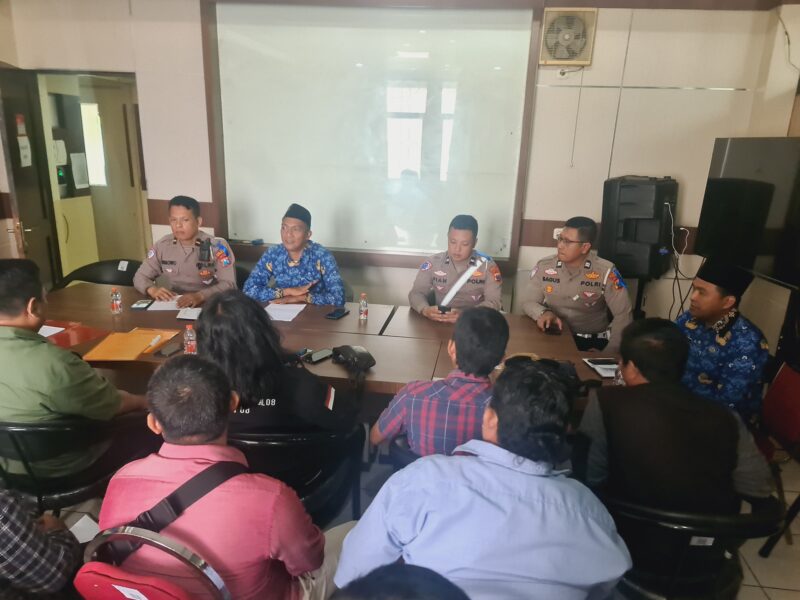Teks foto : FORMAT lakukan audiensi terkait jalan rusak dan pelanggaran kelas jalan di kantor PU Bina Marga dan Kontruksi Kabupaten Pasuruan (foto :rif)