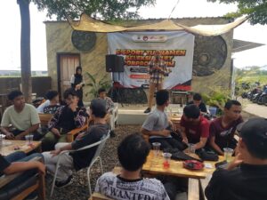 Teks foto : KBO Ipda Fajar Indranata berikan arahan saat seleksi porprov di Kejayan Kabupaten Pasuruan