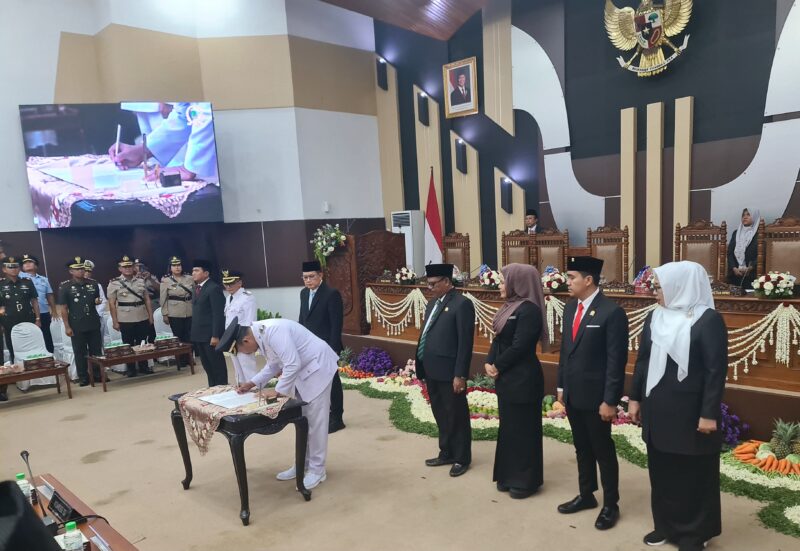 Teks foto : Bupati Pasuruan Rusdi Sutejo saat hadiri rapat paripurna dalam sertijab Bupati