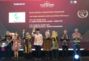 Teks foto :RSUD saat terima penghargaan 