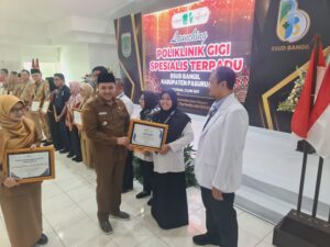 Teks foto : Bupati H.M Rusdi Sutejo berikan penghargaan kepada karyawan terbaik saat lounching klinik gigi terpadu di gedung jupiter RSUD Bangil