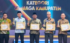 Teks foto : Ketua DPRD Kab Pasuruan saat menerima penghargaan di suarbaya