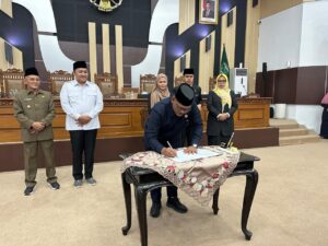 Teks foto : Ketua DPRD Samsul Hidayat beserta wakil melakukan tanda tangan kesepakatan dengan Bupati Pasuruan Rusdi Sutejo.