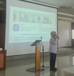 Teks foto : dr Darmi Septo Kurniawati berikan paparan pelayanan RSUD bangil kepada audien di aula Diamond, Gedung Manajemen RSUD Bangil, Rabu (6/5).