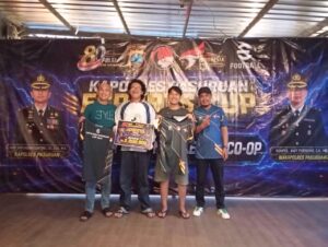 Teks foto : juara I kapolres cup HUT bayangkara E Football Mobile dari Surabaya