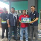 Foto : Ketua AMDATARA jatim Wibisono bersama HRD PT. Danon Aqua pandaan meyerahkan bantuan air mineral kepada Kades Jatiarjo