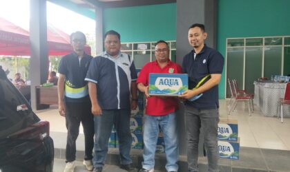 Foto : Ketua AMDATARA jatim Wibisono bersama HRD PT. Danon Aqua pandaan meyerahkan bantuan air mineral kepada Kades Jatiarjo