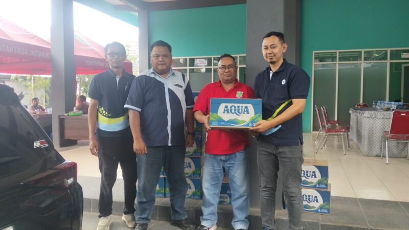 Foto : Ketua AMDATARA jatim Wibisono bersama HRD PT. Danon Aqua pandaan meyerahkan bantuan air mineral kepada Kades Jatiarjo